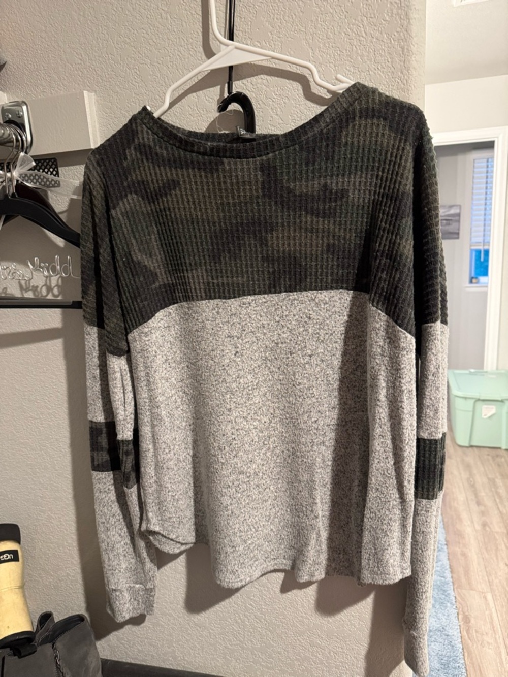 Alya Colorblock Long-Sleeve Crew Neck Sweater in Gray and Olive